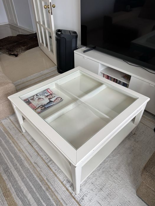 Mesa de centro branca com tampo em vidro