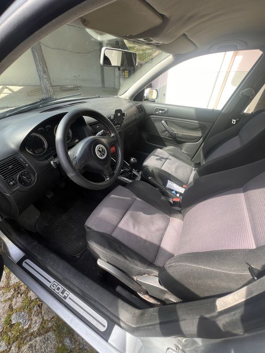 Viatura Golf carrinha de 5 lugares