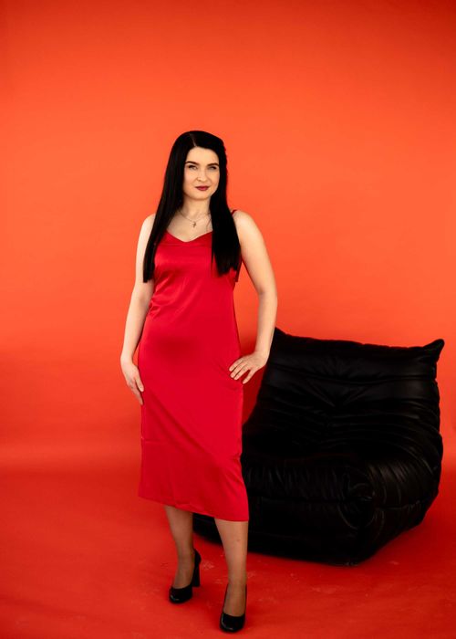 Продам плаття атласне червоного кольору недорого