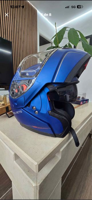 Capacete Modular marca HELMETS C/ Oculos de sol