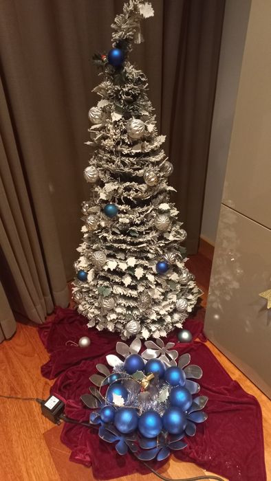 Árvore de natal com enfeitrs