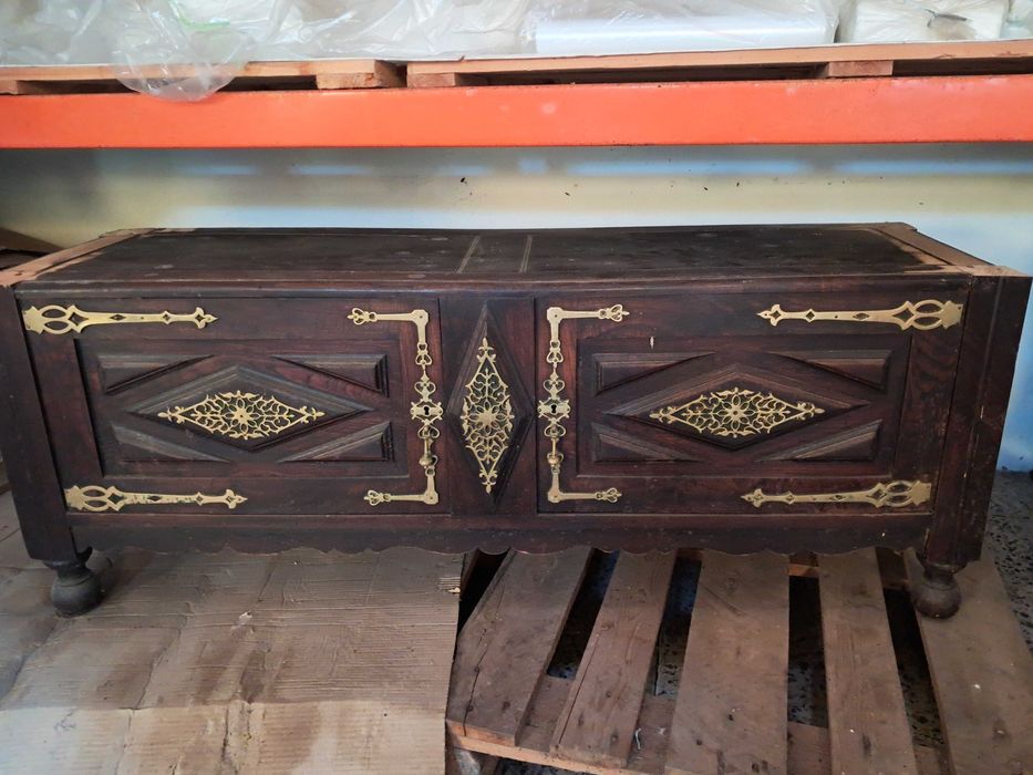 Movel madeira com aplicações de latão