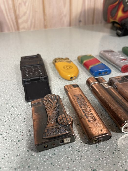 Zestaw starych zapalniczek kolekcjonerskich