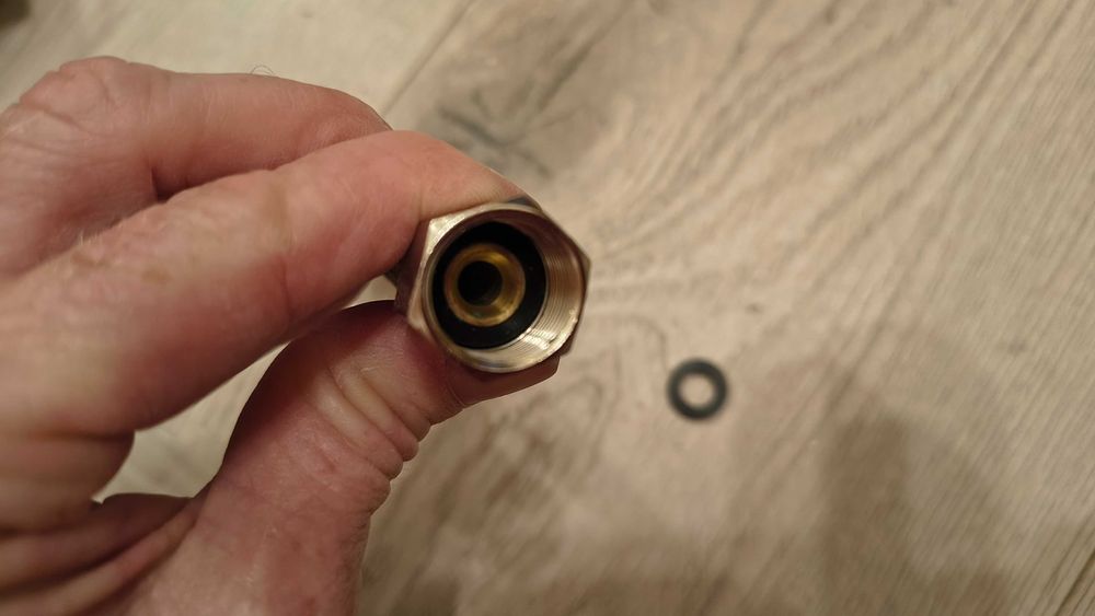 NOWY Wężyk do baterii z wylewką krótki 15cm