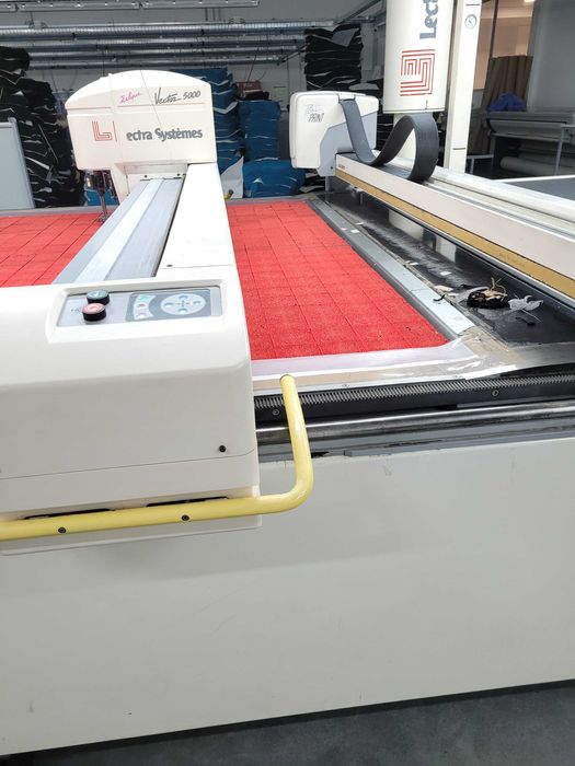 Corta automático   mesa com tapete