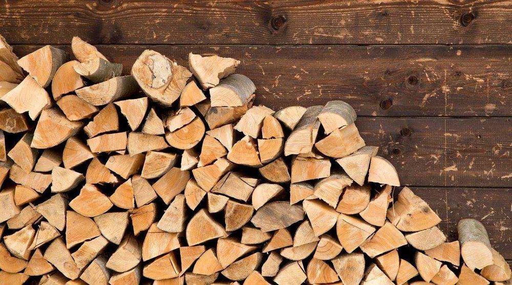 Дрова складені. Доставка