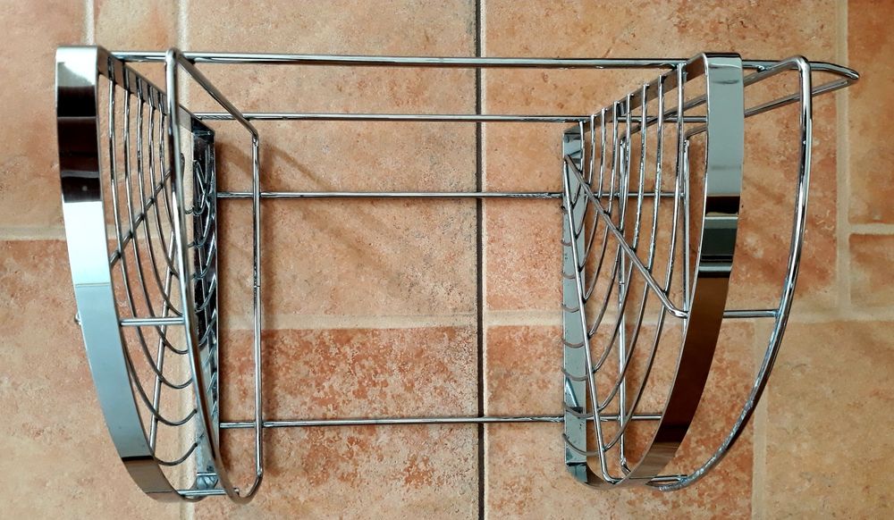 Металлическая полочка для ванной