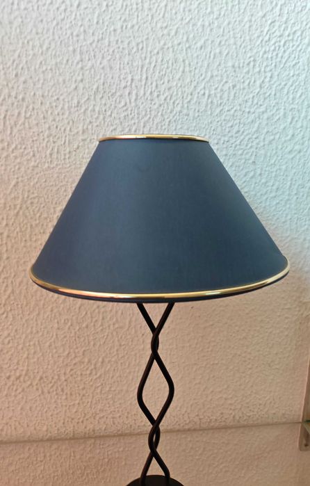 Par de Abat-jours Cónicos Azul-Escuro / Marinho com Friso Dourado (Diâmetro 25cm)