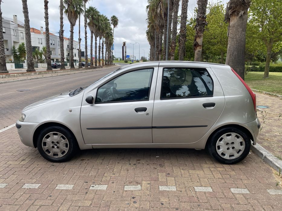 Fiat Punto 2003 a Gasolina por 1.100€ — Com 4 Pneus Bons e 2 Pneus suplentes