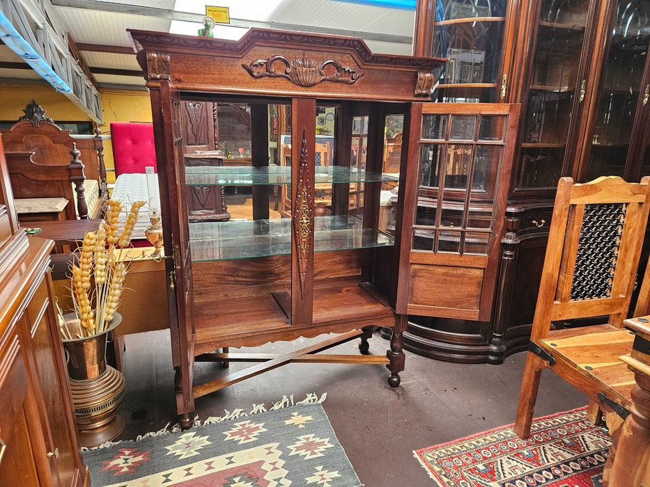 Excelente cristaleira em madeira maciça de estilo Holandês