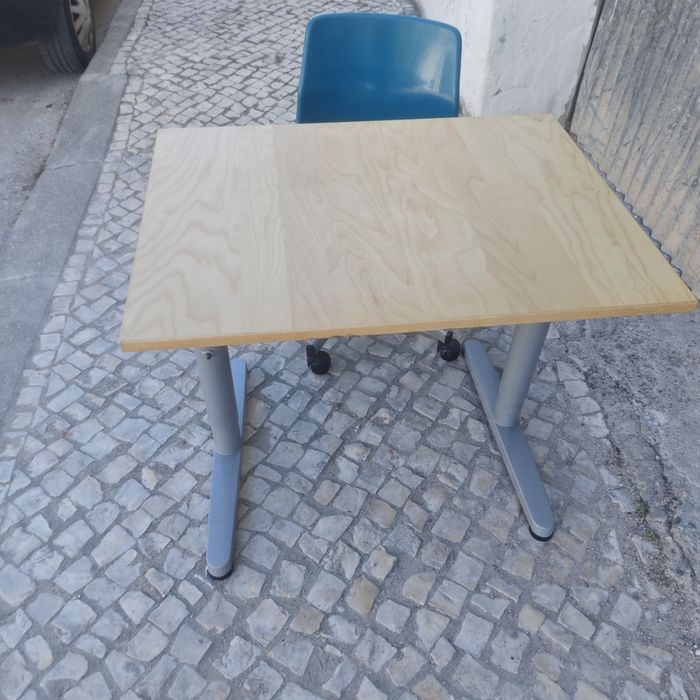 Mesa com vários níveis de altura sem cadeira
