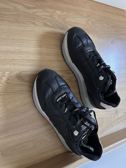 Tenis pretos pepe jeans pele