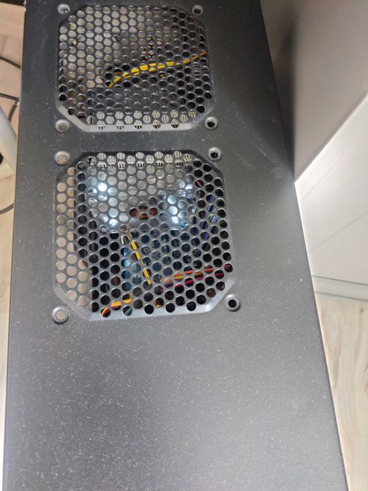 Komputer stacjonarny z monitorem lub bez