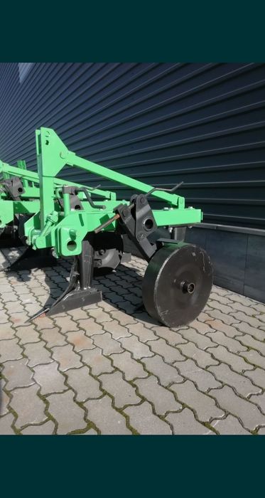 Плуг 2-20 bomet. 2-25. 3-30 Є доставка.