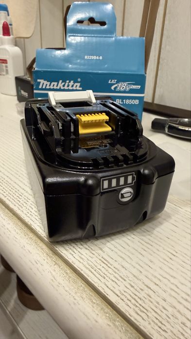 Зарядное устройство Makita DC18RC  S и батарею Makita BL1850B 18V 5Aч