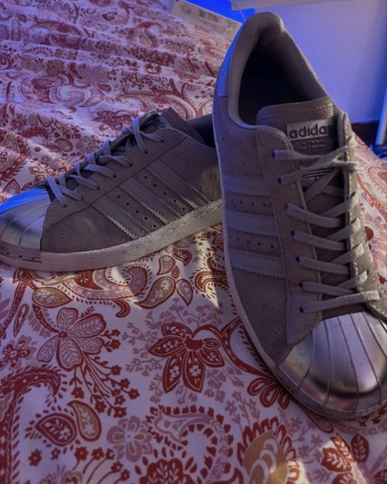 tenis adidas prata