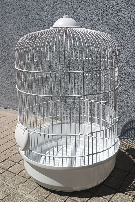 Gaiola redonda e branca para aves de pequeno porte