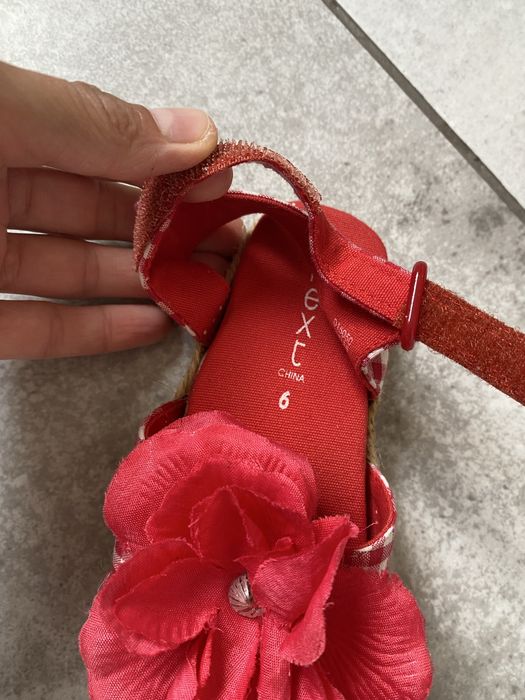 Червоні босоніжки для дівчинки