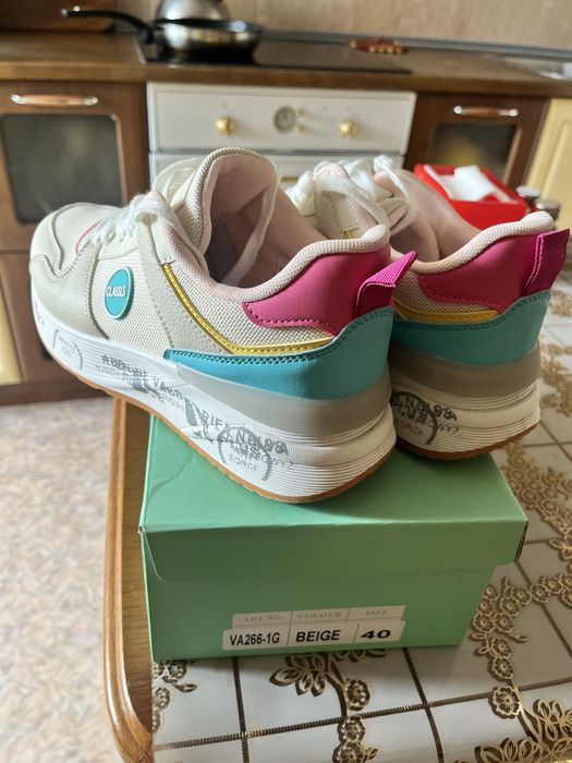 Кроссовки женские