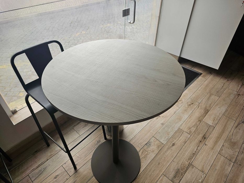 Mesa restaurante com pé alto