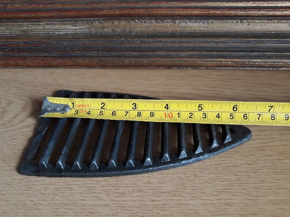 Grelha para ferro de engomar a carvão antigo