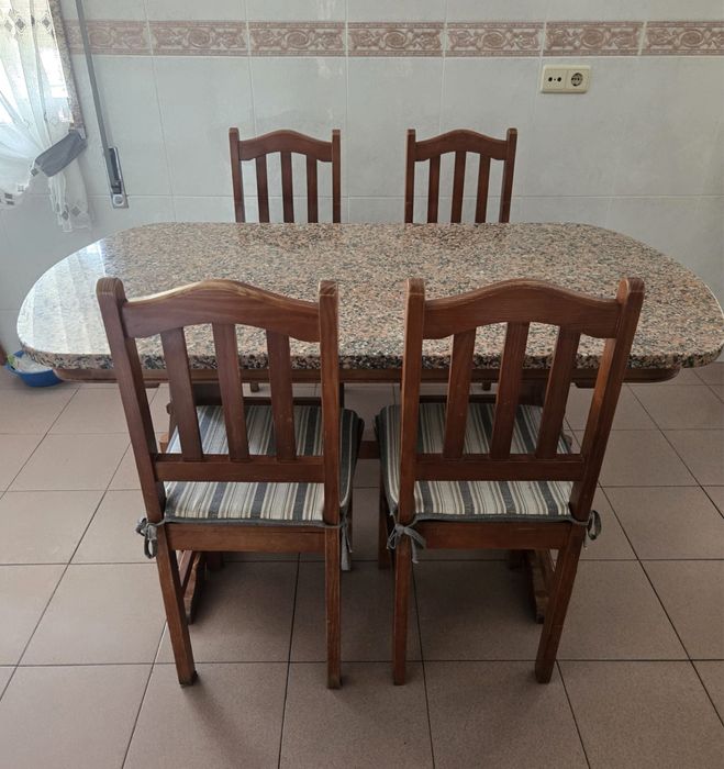 Mesa de cozinha + 4 cadeiras - Estrutura de madeira e tampo de granito rosado
