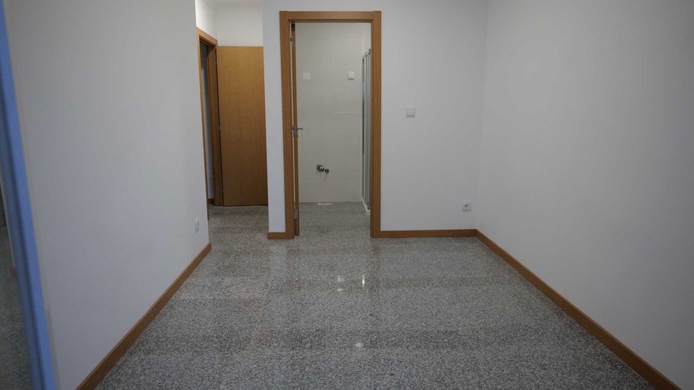 Quarto com varanda e wc privado - casa nova renovada