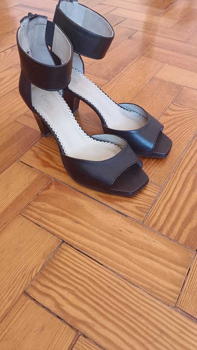 Sandálias com salto pretas 37 Novas