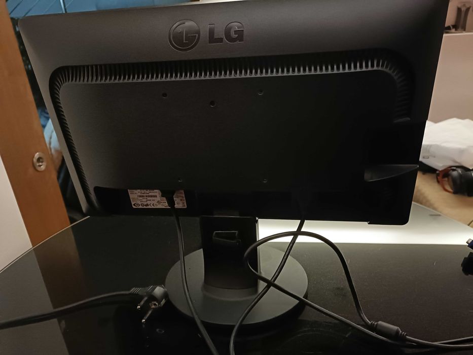 Vendo ecrã, teclado e caixa de computador