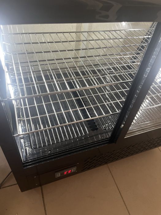 Холодильна Вітрина Кондитерська Frosty Італія