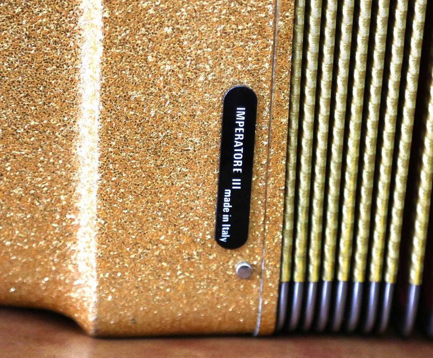 Acordeão dourado com botões Paolo Soprani