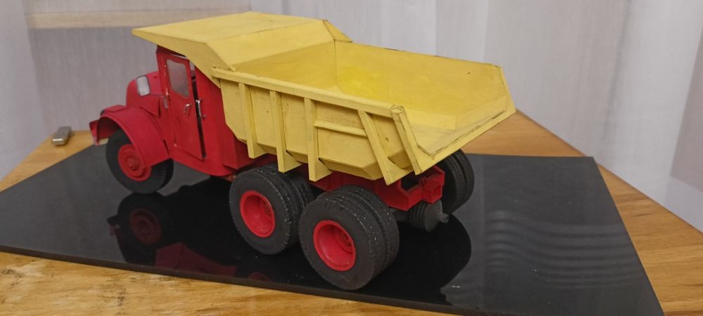 Масштабна модель самоскида.