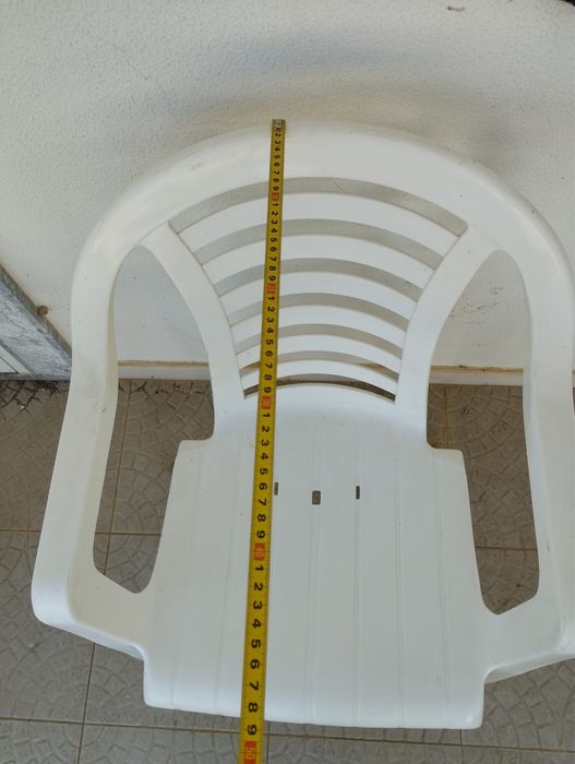 Cadeiras brancas pvc