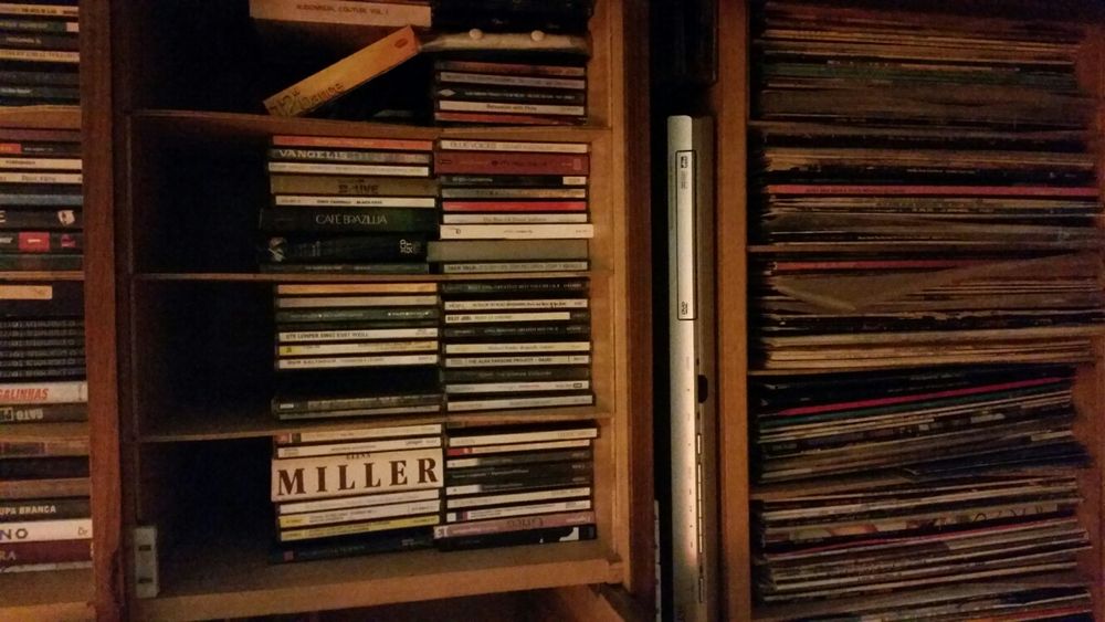 Móvel vintage para radio e gira-discos