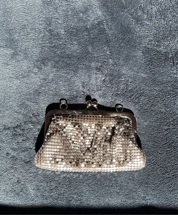 Pochete de cerimónia prateada.