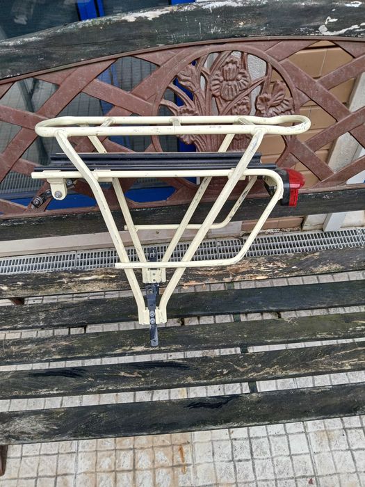 Porta bagagens com luz para bicicletas roda 24 ou inferior.