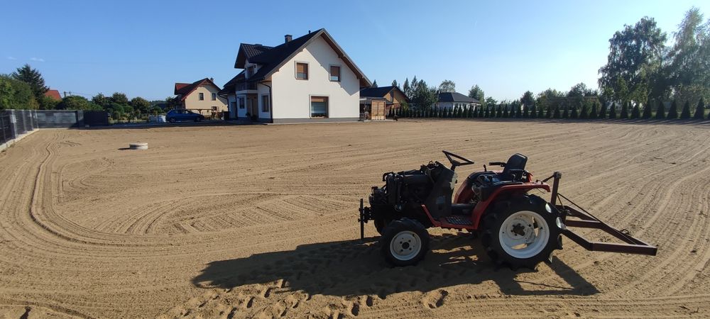 Zakładanie trawników glebogryzarka separacyjna minikoparka koparka