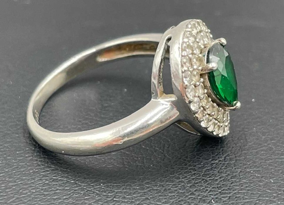 Srebrny pierścionek 925, 2,57 gram w stylu Halo z zielonym kamieniem w szlifie gruszki (łezki) R10
