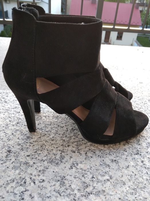 Czarne zamszowe szpilki peep toe 39 Oasis