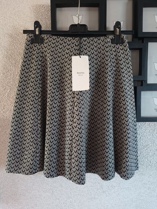 Spódniczka damska nowa. Rozmiar XS Bershka 
Długość całkowita 44 cm
Szerokość w pasie 32 cm x2 uciąga się do 40 cm X2 
Zapraszam
#spodniczka
#spodnicz