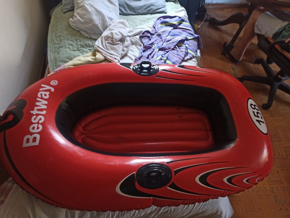 Barco insuflável pequeno