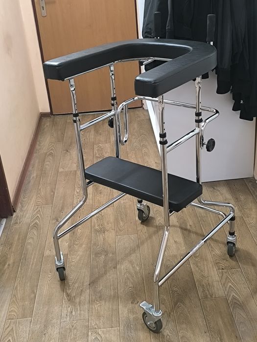 Chodzik rehabilitacyjny / Balkonik pionizujący z siedziskiem i podłokietnikami