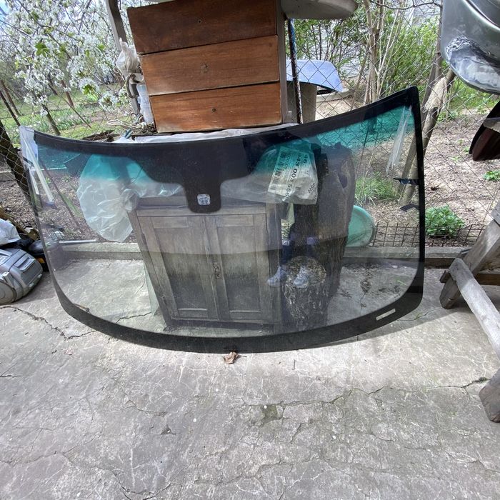 Лобове скло на Land Rover  2010 року