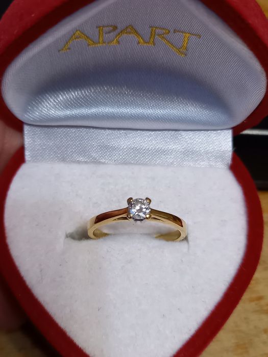 Pierścionek Apart z brylantem 0,17 ct
