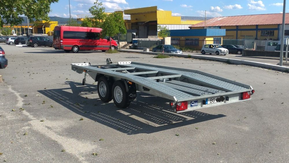 Atrelado porta carros Blyss 450x210cm. Peso brutto rebocavel 3000kg.