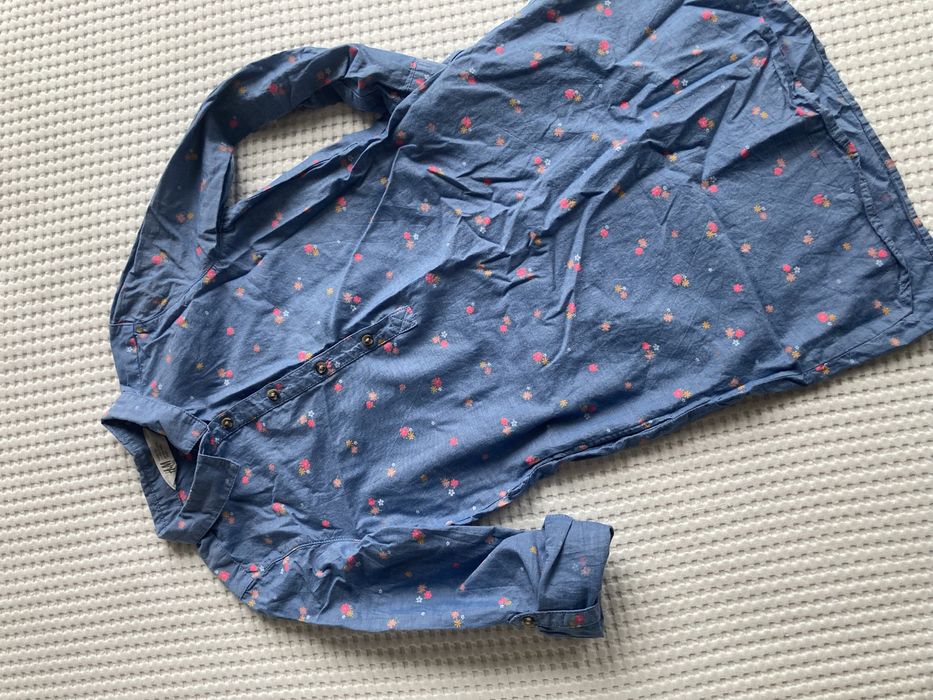 Sukienka 134 HM w kwiatuszki zawijane rękawy