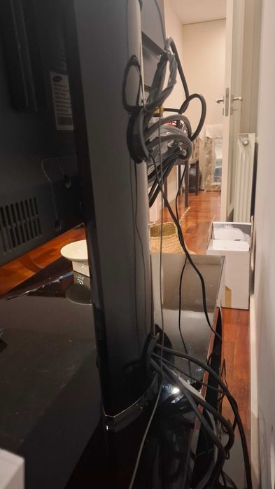 Móvel TV preto com sistema rotação e sistema de cabos invisíveis