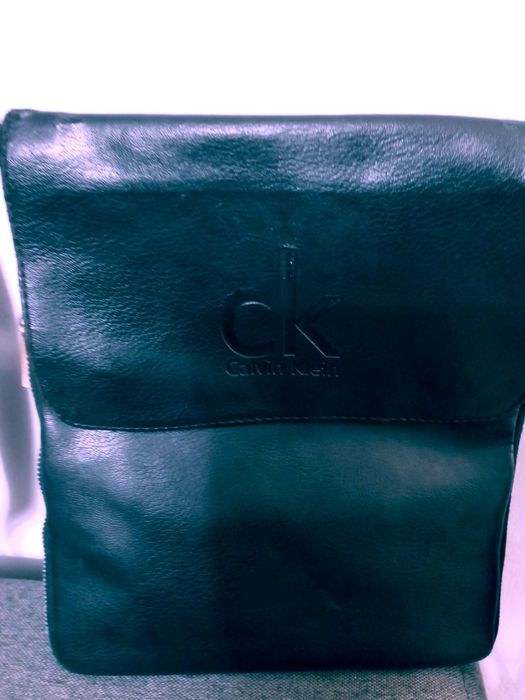 Torebka listonoszka czsrna dlugie ucho Calvin Klaine