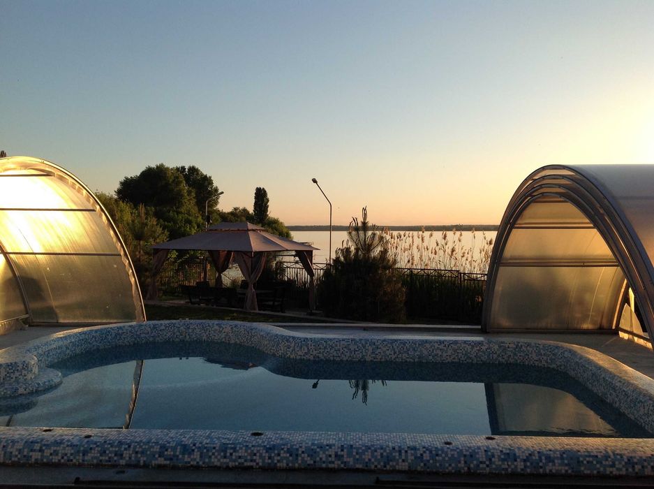 Оренда будинку на березі Дніпра з басейном.