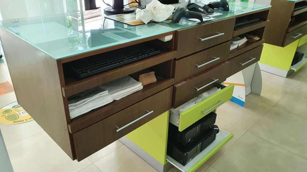 3 Balcões  topo em vidro 300€ os 3